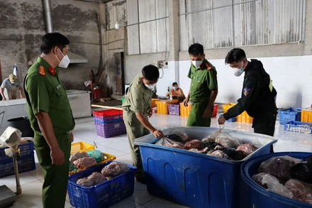 Lực lượng công an kiểm tra bên trong công ty.