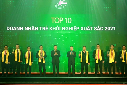Phó Thủ tướng Lê Minh Khái và Bí thư Thứ nhất Trung ương Đoàn Nguyễn Anh Tuấn trao danh hiệu TOP 10 “Doanh nhân trẻ khởi nghiệp xuất sắc 2021”. Ảnh VGP