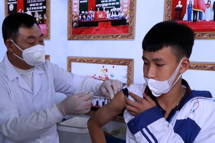 Tiêm vaccine phòng Covid-19 cho học sinh ở Thanh Hóa.