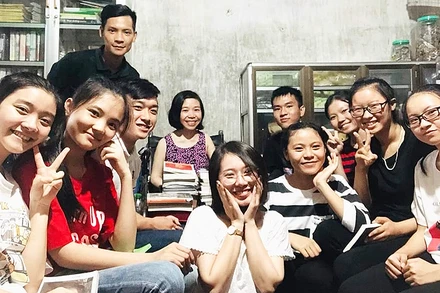 Chị Trần Thúy Nga (thứ 5 từ trái sang trong ảnh) và các bạn đọc thân thiết tại Thư viện miễn phí của mình.