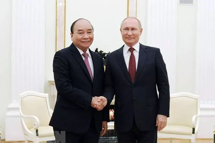Tổng thống Nga Vladimir Putin đón Chủ tịch nước Nguyễn Xuân Phúc. (Ảnh: TTXVN)