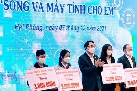 Lãnh đạo thành phố Hải Phòng trao kinh phí mua máy tính tặng trường học và một số học sinh có hoàn cảnh khó khăn.