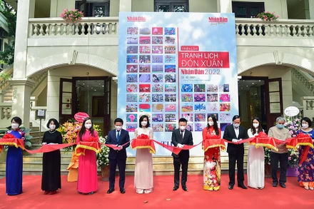 Các đại biểu cắt băng khai mạc triển lãm. (Ảnh: THÀNH ĐẠT)