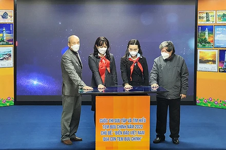 Các đồng chí đại diện Ban tổ chức, Ban Giám khảo thực hiện nghi thức phát động trực tuyến cuộc thi.