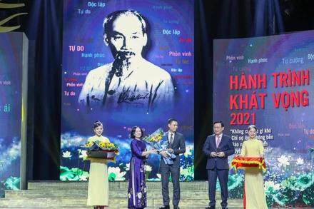 Chủ tịch Quốc hội Vương Đình Huệ và Trưởng ban Tổ chức Trung ương Trương Thị Mai trao kỷ niệm chương cho các cá nhân, tập thể điển hình toàn quốc trong học tập và làm theo tư tưởng, đạo đức, phong cách Hồ Chí Minh. (Ảnh: Duy Linh)