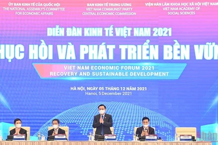 Ảnh: Các đại biểu dự Diễn đàn Kinh tế đóng góp ý kiến thảo luận