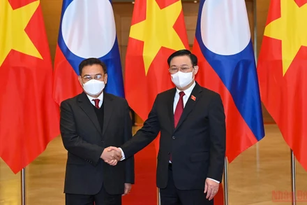 Chủ tịch Quốc hội Vương Đình Huệ và Chủ tịch Quốc hội Lào Saysomphone Phomvihane.