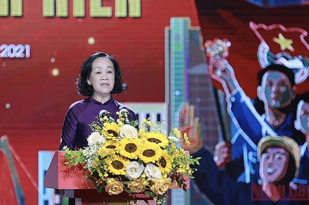 Đồng chí Trương Thị Mai phát biểu ý kiến tại chương trình.