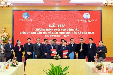 Quang cảnh lễ ký kết.