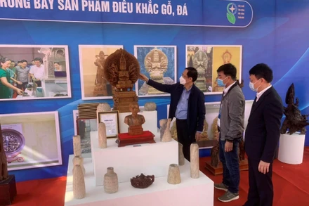 Các doanh nghiệp, cơ sở sản xuất làng nghề tham gia “Mạng lưới sản xuất tiêu dùng bền vững” trưng bày sản phẩm tại chương trình.