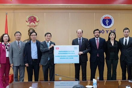 Thứ trưởng Trần Văn Thuấn tiếp nhận vaccine do Chính phủ Argentina trao tặng. (Ảnh: TRẦN MINH)