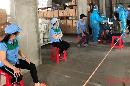 Doanh nghiệp trong khu công nghiệp ở Thái Bình chủ động xét nghiệm định kỳ cho công nhân lao động.