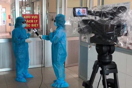 Phóng viên tác nghiệp. (Ảnh: TTXVN)