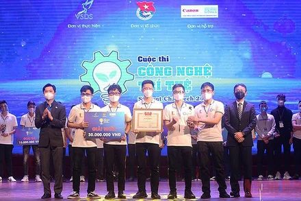 Đại diện Ban Tổ chức trao giải nhất cuộc thi “Công nghệ trí tuệ Student Chie-Tech” năm 2021 tặng đội The Cim Light (Trường Đại học Bách khoa Hà Nội).