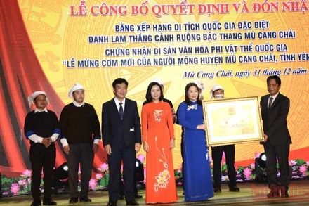 Thứ trưởng Văn hóa, Thể thao và Du lịch Hoàng Đạo Cương trao Bằng xếp hạng Di tích quốc gia đặc biệt danh lam thắng cảnh Ruộng bậc thang Mù Cang Chải.