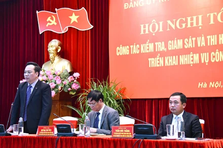 Các đồng chí Trần Đức Thắng, Ủy viên Trung ương Đảng, Phó Chủ nhiệm Ủy ban Kiểm tra Trung ương; đồng chí Huỳnh Tấn Việt, Ủy viên Trung ương Đảng, Bí thư Đảng ủy Khối; và đồng chí Đỗ Việt Hà, Phó Bí thư Đảng ủy Khối chủ trì hội nghị. (Ảnh: Minh Duy)