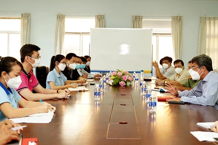 Phó Chủ tịch UBND tỉnh Bình Thuận Nguyễn Minh (ngoài cùng, bên phải) kiểm tra công tác phòng, chống dịch tại Công ty TNHH Quốc tế Right Rich.