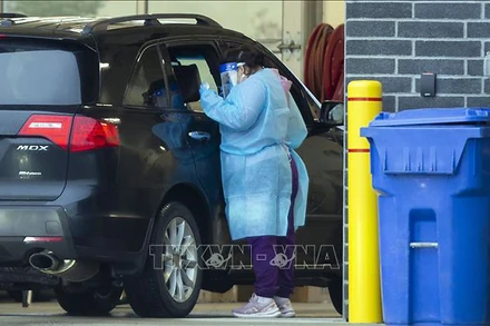 Nhân viên y tế lấy mẫu xét nghiệm Covid-19 cho người dân tại Mississauga, Ontario, Canada, ngày 15/12/2021.