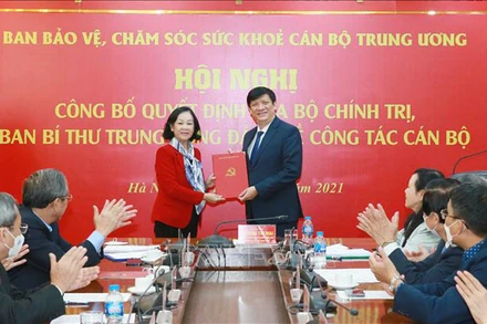 Trưởng Ban Tổ chức Trung ương Trương Thị Mai trao Quyết định của Bộ Chính trị phân công đồng chí Nguyễn Thanh Long.
