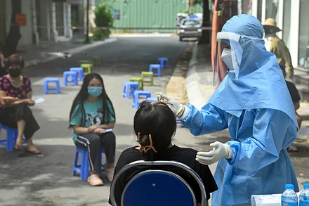 Xét nghiệm Covid-19 cho người dân tại phường Lê Đại Hành (Hai Bà Trưng, Hà Nội). (Ảnh: Duy Linh).