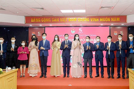 Các thành viên Ban Tổ chức chương trình “Tết chung một nhà” tại Lễ phát động.