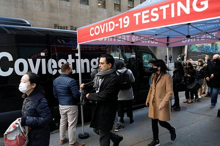 Người dân xếp hàng chờ xét nghiệm Covid-19, tại New York, Mỹ, tháng 12/2021. (Ảnh: Reuters)