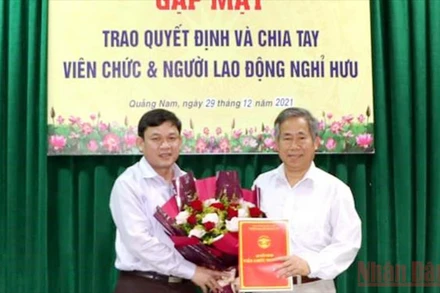 Tiến sĩ Trần Tấn Vịnh (Trường Đại học Quảng Nam, người đứng bên phải) nhận quyết định nghỉ hưu trước tuổi trong đợt 1 năm 2022.