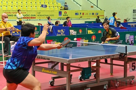 Trận tứ kết đơn nữ giữa Mai Hoàng Mỹ Trang (trái) và Trần Mai Ngọc.