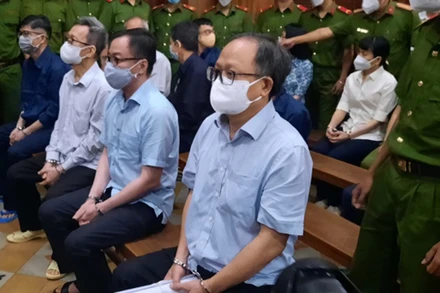 Các bị cáo tại phiên xét xử sáng 27/12.