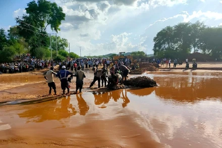 Lực lượng cứu hộ tìm kiếm các nạn nhân trong vụ xe buýt bị lật ở sông Enziu, tỉnh Kitui, Kenya, ngày 4/12/2021. (Ảnh: The Star)