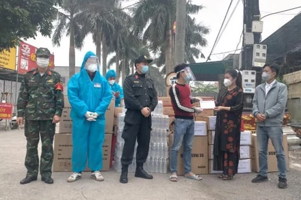 Nhiều tổ chức, cá nhân tặng quà hỗ trợ tuyến đầu chống dịch tại xã Nguyên Xá (huyện Vũ Thư, tỉnh Thái Bình).