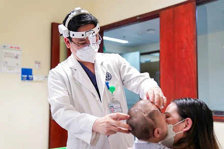 ThS, BS Đặng Hoàng Thơm – Trưởng khoa Sọ mặt và Tạo hình, Bệnh viện Nhi Trung ương đang thăm khám và đánh giá tình trạng của bệnh nhi sau quá trình điều trị.