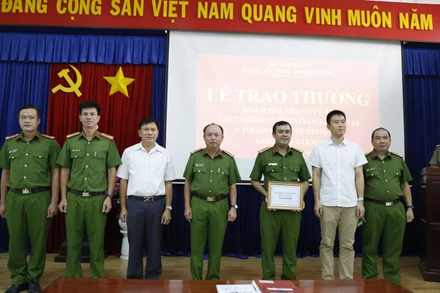 Đại tá Trần Văn Chính, Phó Giám đốc, Thủ trưởng Cơ quan Cảnh sát điều tra Công an tỉnh Bình Dương (thứ tư từ trái sang) trao thưởng cho ban chuyên án.