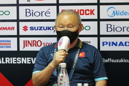 HLV Park Hang-seo trả lời họp báo sau trận đấu gặp Campuchia tối 19/12. (Ảnh: VFF)