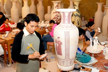 Xưởng sản xuất gốm mỹ nghệ tại Công ty cổ phần gốm Chu Đậu, huyện Nam Sách (Hải Dương). Ảnh: NGUYỄN ĐĂNG