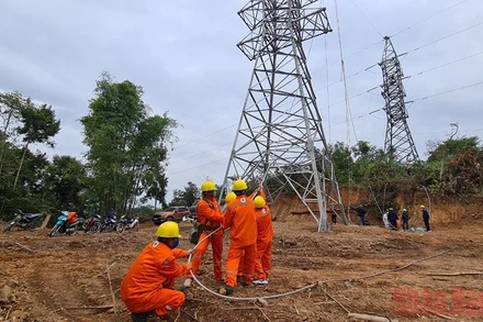 Công nhân Điện lực Điện Biên kéo đường dây 110kV Mường Lay-Điện Biên.
