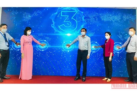 Các đại biểu thực hiện nghi thức bấm nút ra mắt Kênh truyền hình vnEdu-Bạc Liêu. 