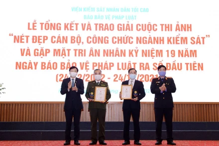 Ông Nguyễn Quang Dũng, Phó Viện trưởng Kiểm sát nhân dân tối cao; nhà báo Hồ Quang Lợi, Phó Chủ tịch Thường trực Hội Nhà báo Việt Nam trao giải Nhất cho các tác giả.