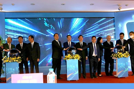 Phó Thủ tướng Lê Minh Khái, Bộ trưởng Tài chính Hồ Đức Phớc cùng các đại biểu thực hiện nghi thức ra mắt chính thức Sở giao dịch chứng khoán Việt Nam. Ảnh: VNX 