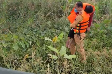 Cảnh sát giao thông thuộc Thủy đoàn 1, Cục Cảnh sát giao thông kịp thời cứu người gặp nạn dưới sông. 