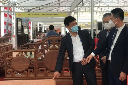 Khách tham quan một số mẫu sản phẩm đồ gỗ được trưng bày tại Triển lãm.