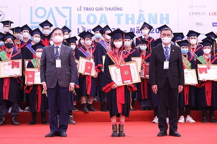 Ban tổ chức Giải thưởng Loa Thành lần thứ 33 - năm 2021 trao Giải nhất tặng các tác giả tiêu biểu, xuất sắc.