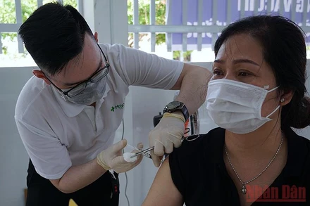 Trong ngày 15/12, Cà Mau tiêm tăng cường mũi 3 cho khoảng 70.000 người. 