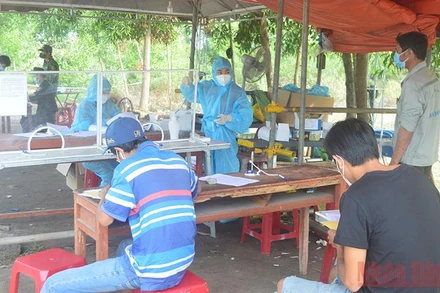 Quảng Ngãi cần khẩn trương chi trả chế độ, chính sách đặc thù cho cán bộ y tế tham gia chống dịch. 