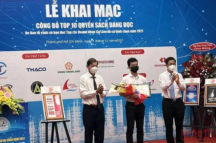 Trao giải cho tác giả của những quyển sách lọt vào Top 10 cuốn sách đáng đọc năm 2021. (Ảnh: LINH BẢO)