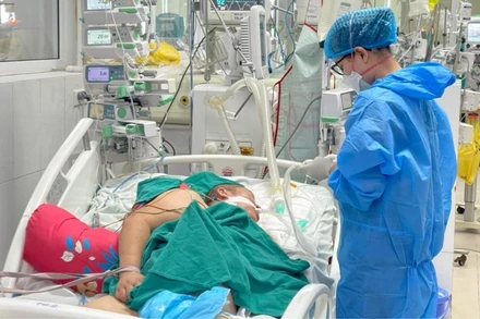 Chăm sóc người bệnh Covid-19 nặng tại Khoa Hồi sức tích cực, Bệnh viện Bệnh nhiệt đới Trung ương. (Ảnh: Hà Linh)