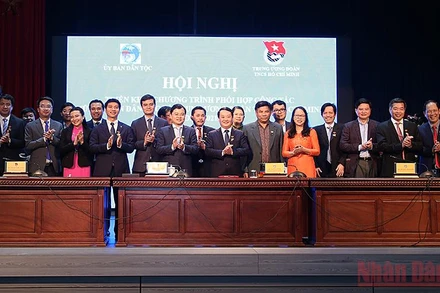 Đại diện lãnh đạo Ủy ban Dân tộc và Trung ương Đoàn ký kết chương trình phối hợp công tác giữa 2 bên.
