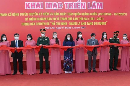 Cắt băng khai mạc triển lãm tranh cổ động và chuyên đề ảnh “Hồ Chí Minh - Người là ánh sáng soi đường”.