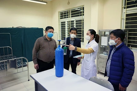 Ðoàn kiểm tra của quận Hoàn Kiếm rà soát vật tư, nhu yếu phẩm phục vụ công tác điều trị F0 tại Trạm y tế lưu động ở số 9 phố Hai Bà Trưng, phường Tràng Tiền. Ảnh: BẢO TRUNG 