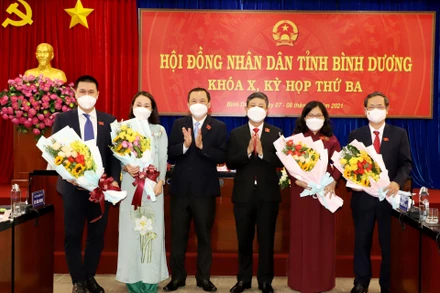 Lãnh đạo tỉnh Bình Dương tặng hoa cho các đồng chí trúng cử và miễn nhiệm.